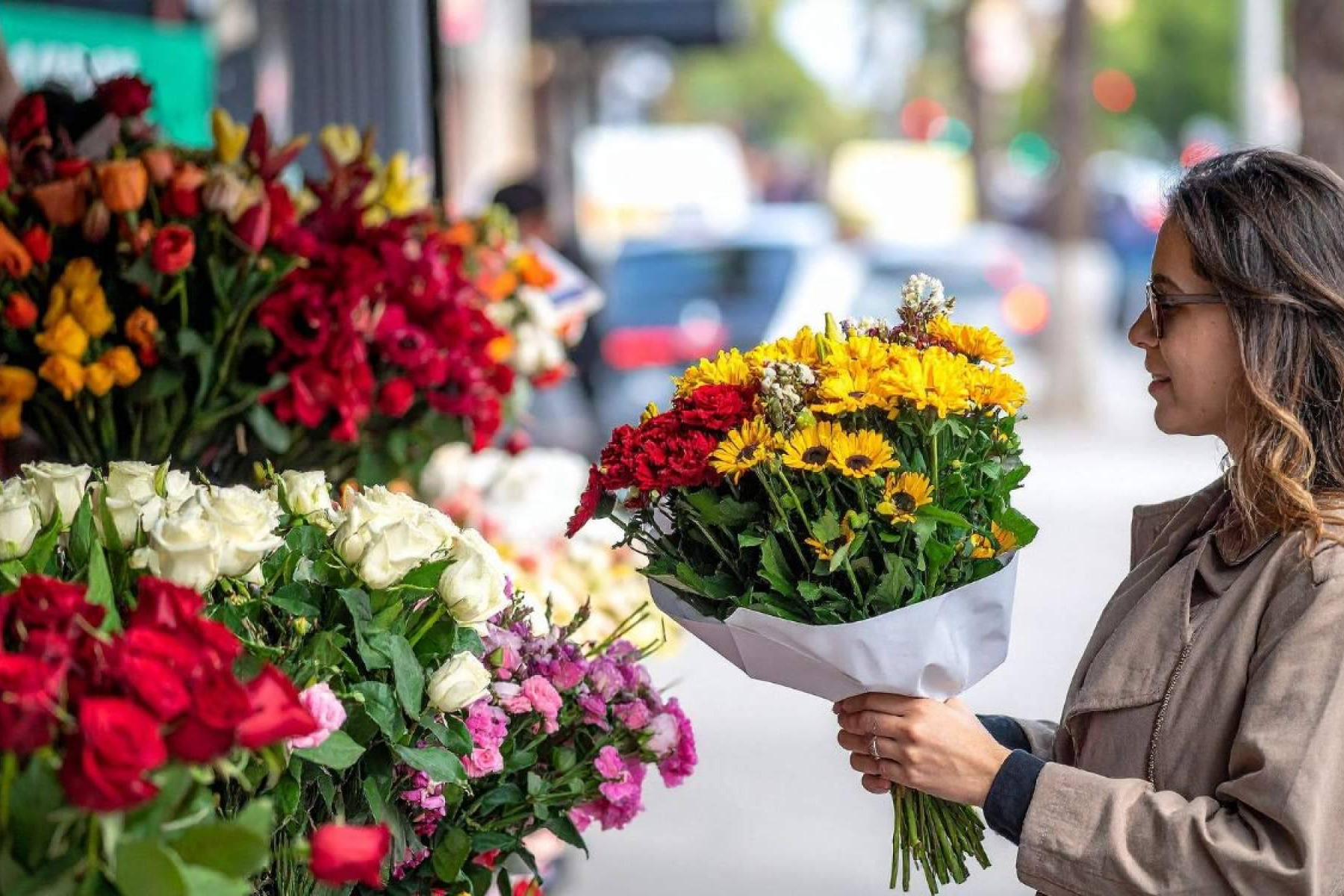 La Rosa de Oro refuerza su presencia como floristería en Sevilla con reparto propio