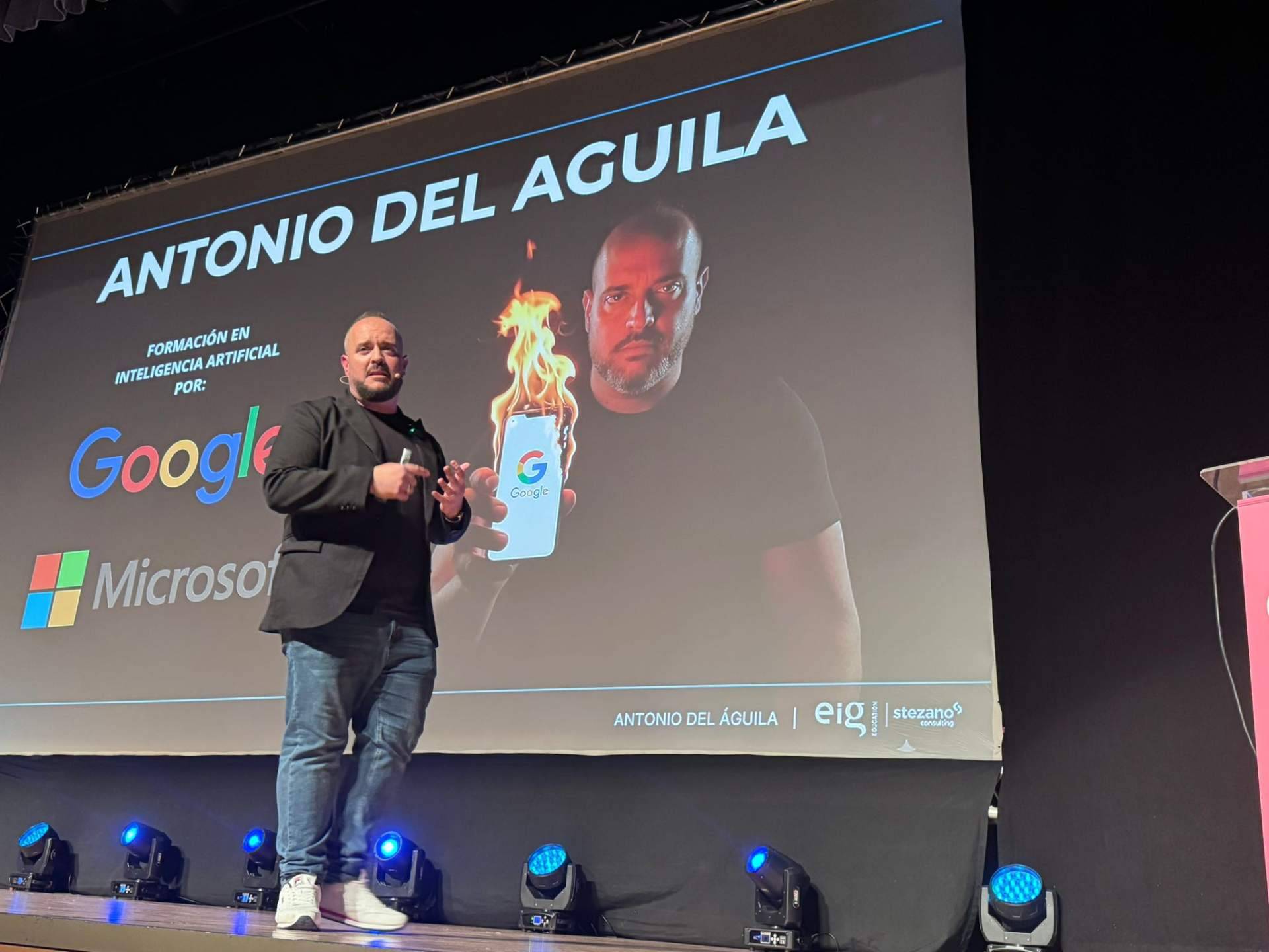 La IA aplicada a la empresa congrega a 2.000 asistentes en Granada con Antonio del Águila