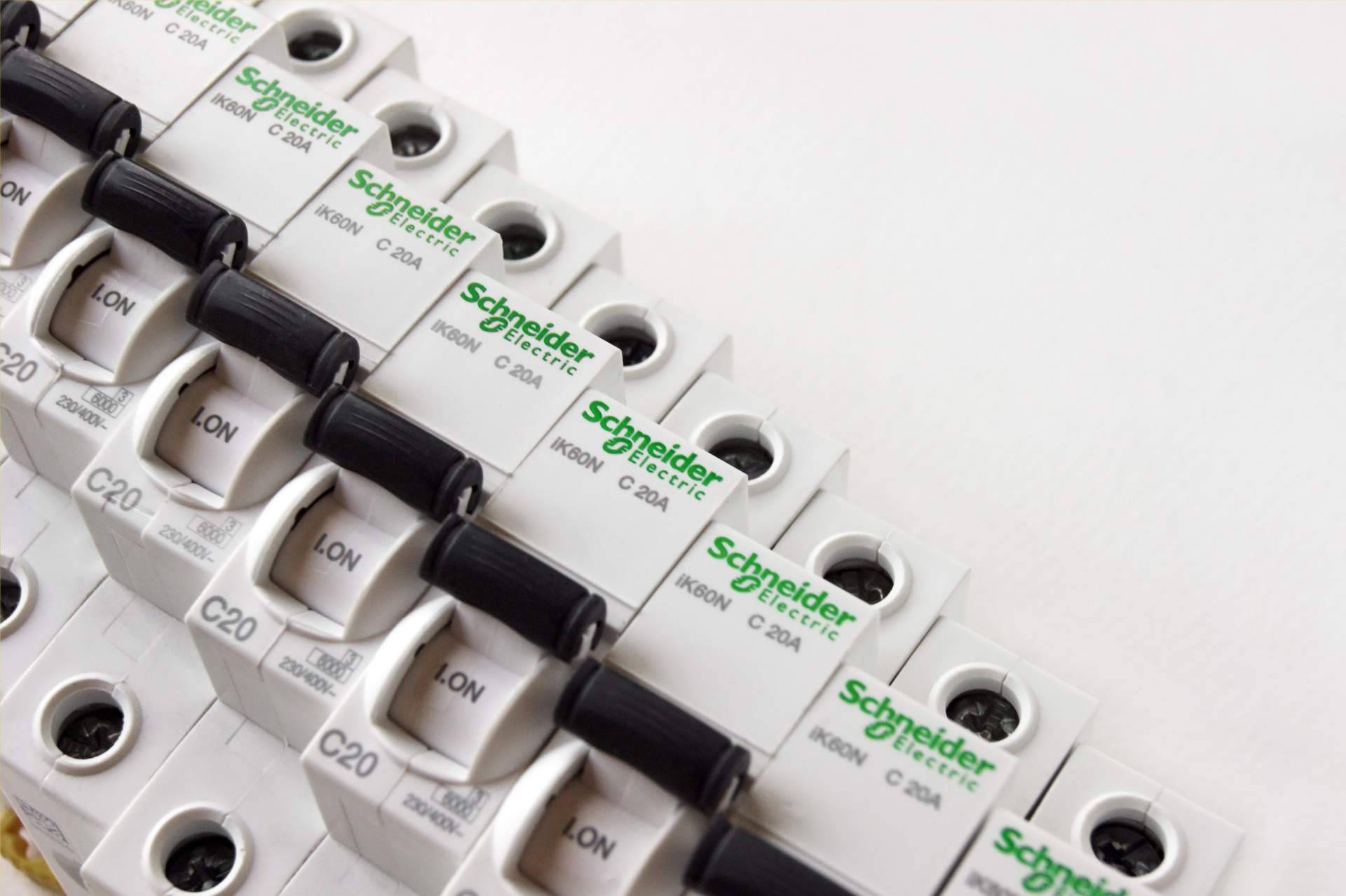 Cadenza Electric asegura stock disponible de material eléctrico Schneider para entrega rápida