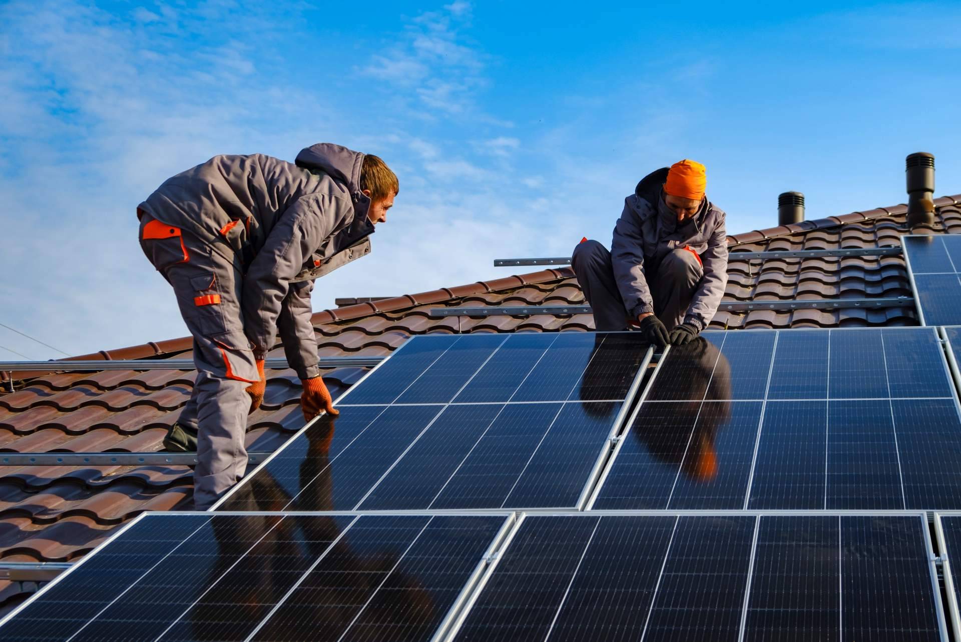 Placas solares en Sevilla; Geesol refuerza su servicio local para hogares y empresas