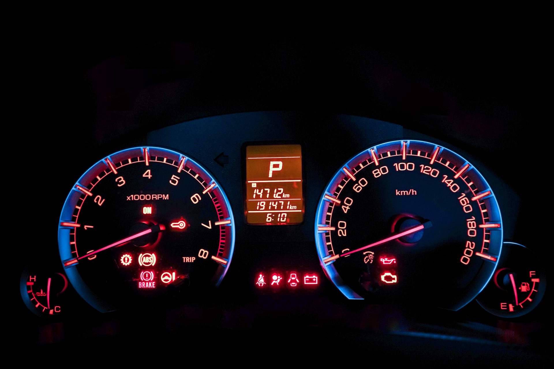 Por qué no se debe ignorar un aviso de los testigos de coche, según Talleres Claxon