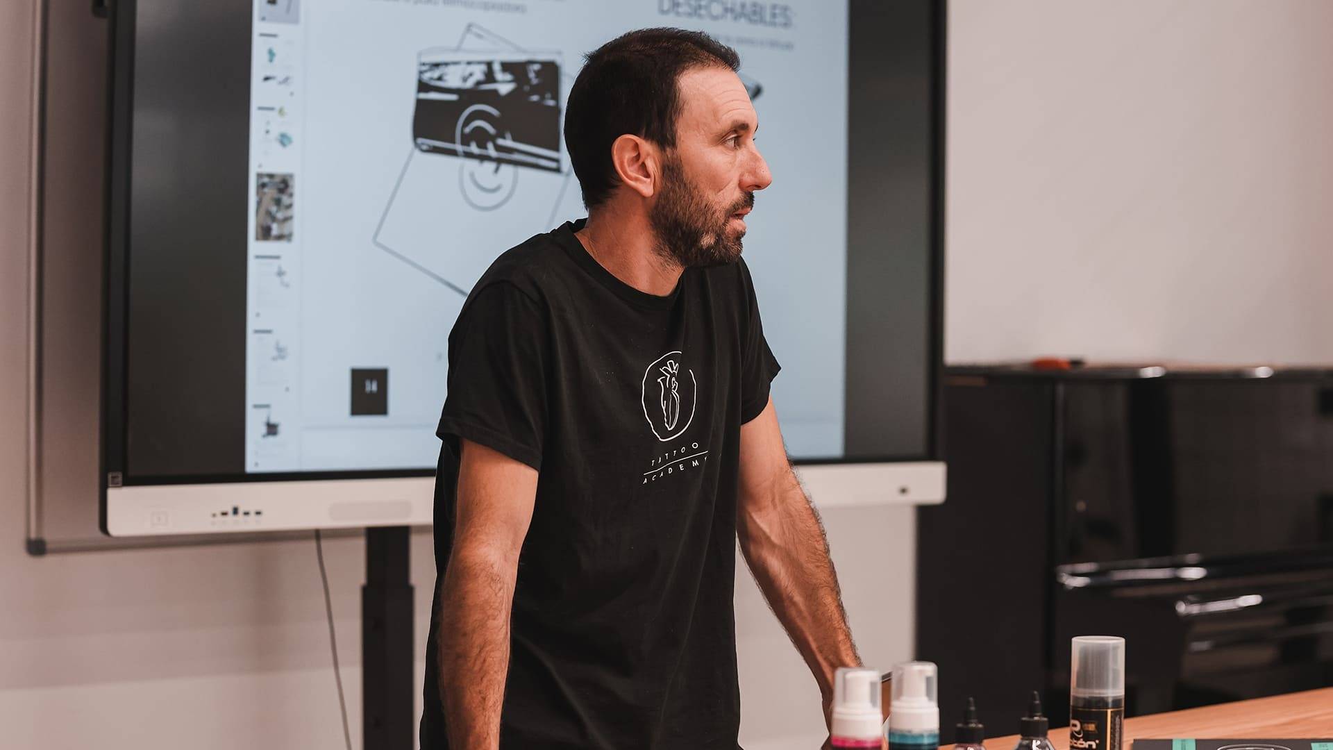 Curso de tatuaje presencial; por qué aprender a tatuar necesita práctica real