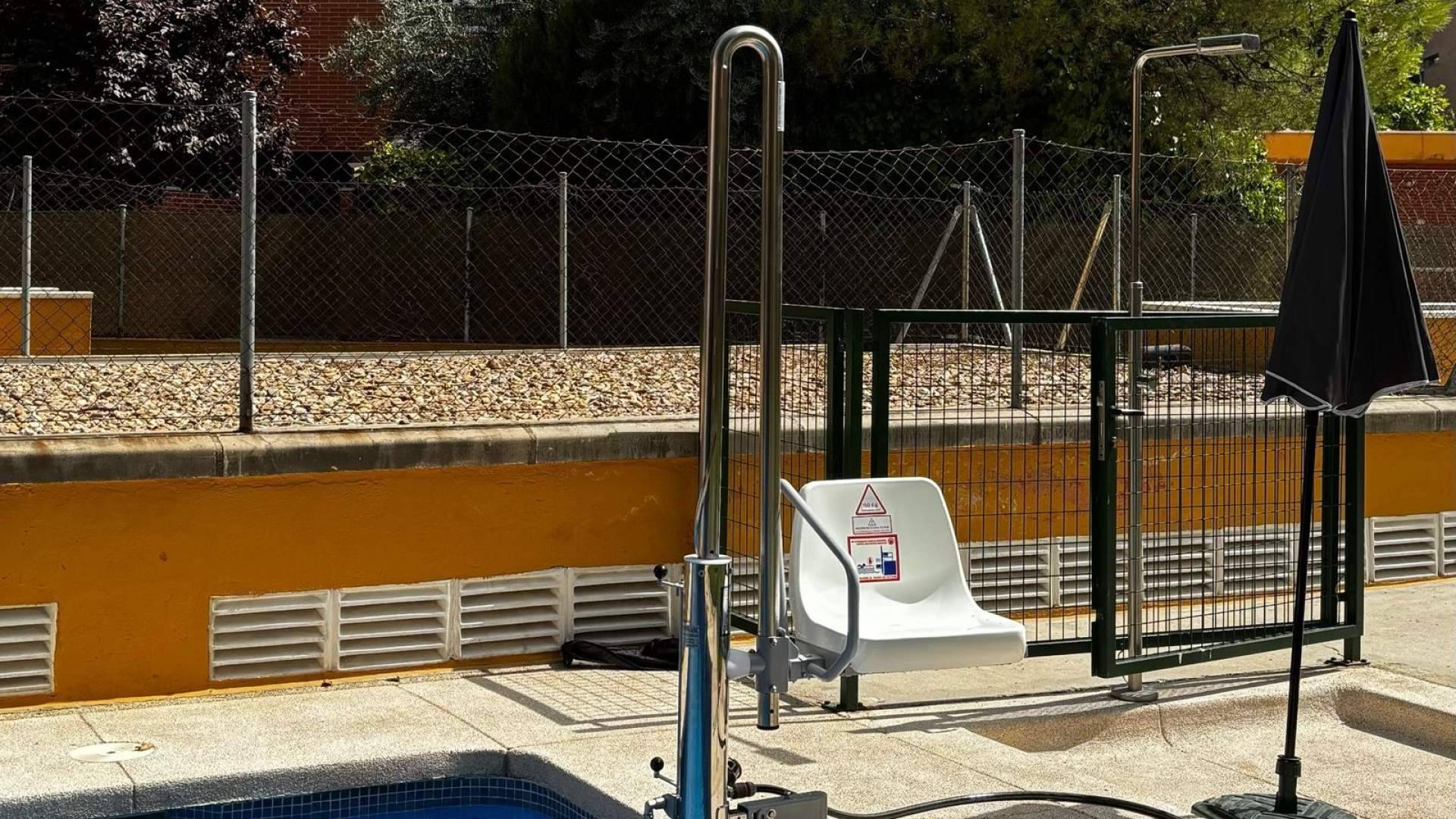 Grúas de piscina en Madrid, una opción eficaz para facilitar el acceso en piscinas comunitarias en verano