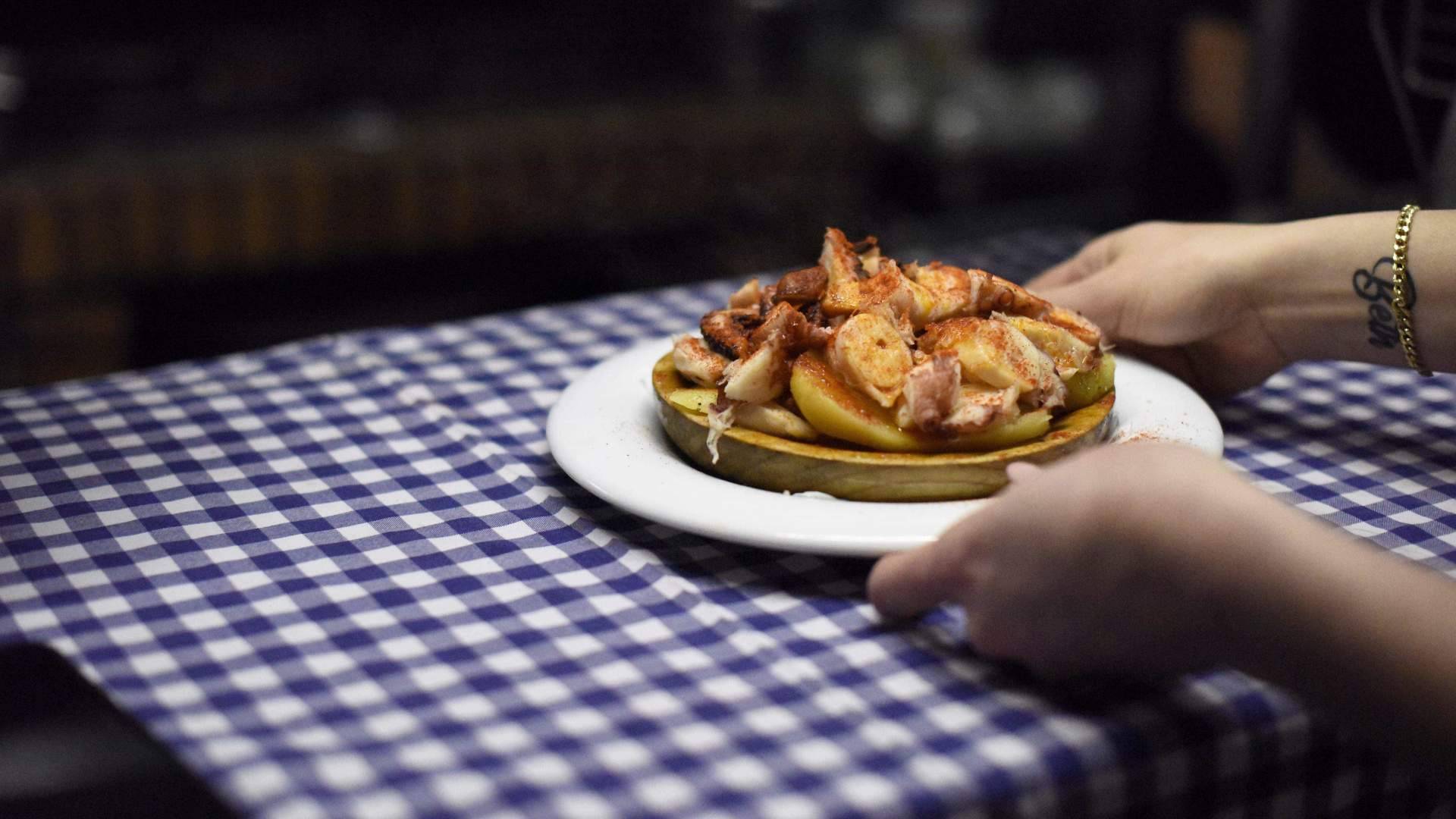 El restaurante de la Barceloneta que resuelve el dilema de dónde comer en Barcelona con sabor a barrio y brasas de siempre