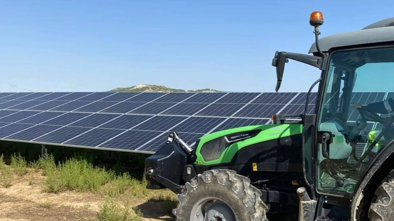 La limpieza de módulos solares a gran escala de BayWa r.e. maximiza el rendimiento de los parques fotovoltaicos